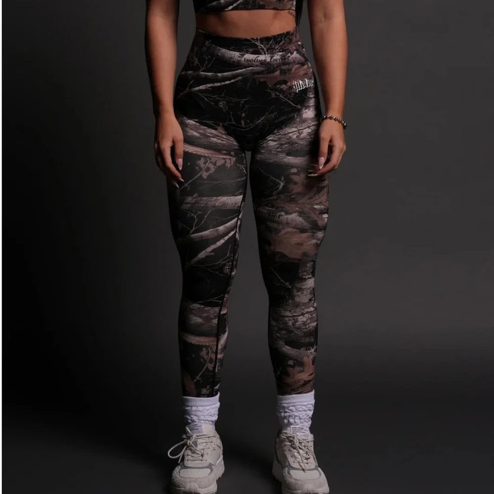 OUR PASSION "EVERSON SEAMLESS" SCRUNCH LEGGINGS IN DARC BROWN WOODLAND CAMO - Picture 11 of 12